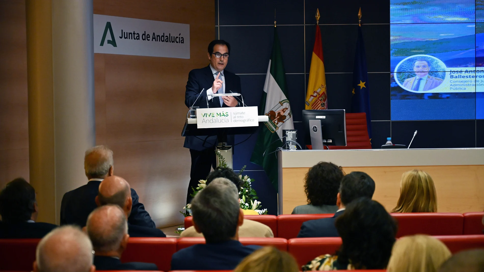 GRAFAND604. ALMERÍA, 16/09/2025.- El consejero de Justicia, Administración Local y Función Pública, José Antonio Nieto, durante el acto de presentación de la Estrategia frente al Desafío Demográfico en Andalucía 2025-2030. Jornadas "El Pueblo de tu vida. Oportunidades y Futuro para el Territorio Rural Andaluz." celebrada en Almería. EFE / Carlos Barba