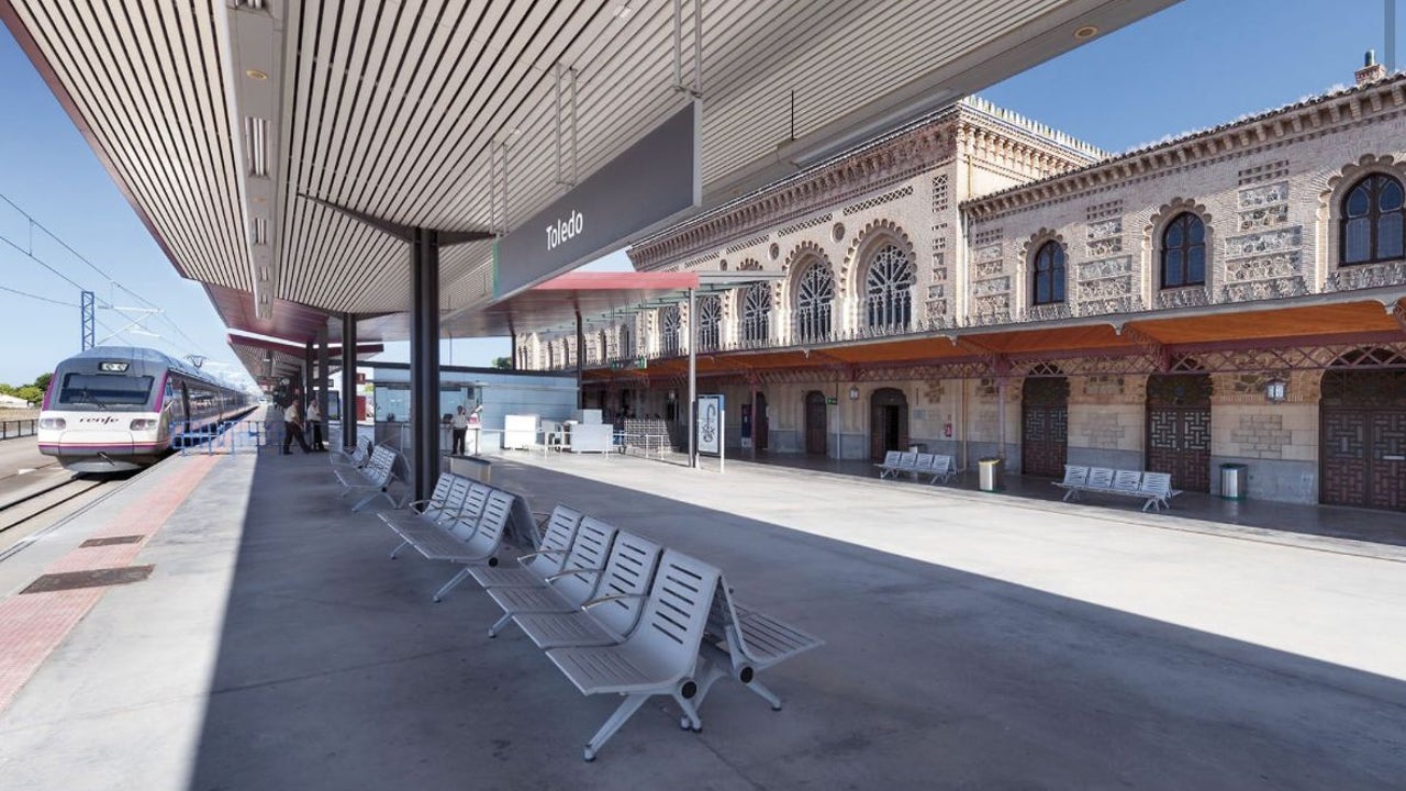 Caos en el AVE de Toledo: el tren arranca con las puertas abiertas y deja atrás al propio interventor