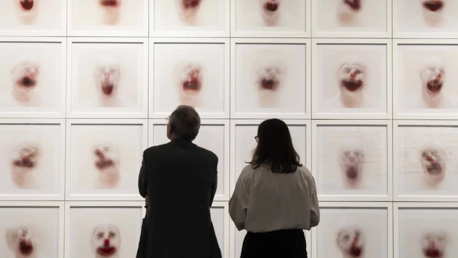 Visitantes ante una obra de Roni Horn en la exposición 'Desenfocado. Otra visión del arte' en CaixaForum Madrid. REMITIDA / HANDOUT por MÁXIMO GARCÍA. FUNDACIÓN LA CAIXA Fotografía remitida a medios de comunicación exclusivamente para ilustrar la noticia a la que hace referencia la imagen, y citando la procedencia de la imagen en la firma 16/09/2025