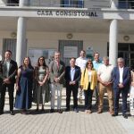 Foto de familia de González Pieras y Rosa López alcaldes del oeste salmantino