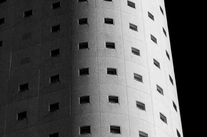 Los nuevos edificios de Japón tienen cada vez menos ventanas: este es el motivo