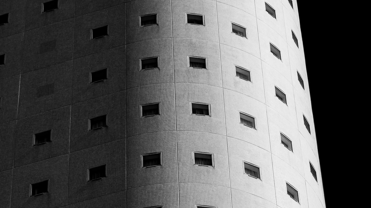 Los nuevos edificios de Japón tienen cada vez menos ventanas: este es el motivo