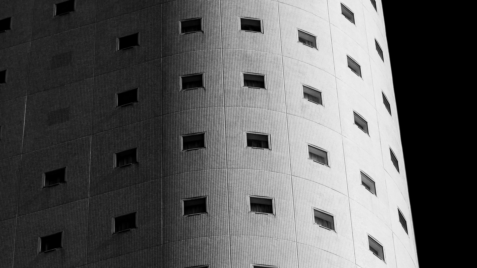 Los nuevos edificios de Japón tienen cada vez menos ventanas: este es el motivo