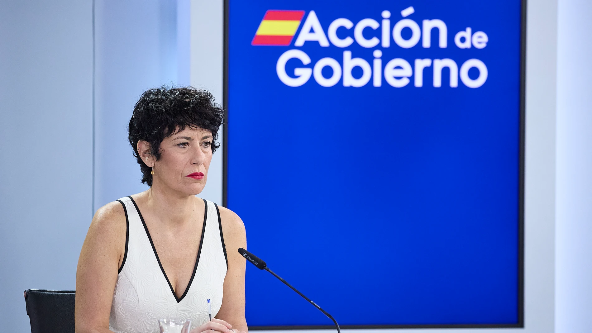 La ministra de Inclusión, Seguridad Social y Migraciones, Elma Saiz, durante una rueda de prensa posterior a la reunión del Consejo de Ministros, en el Palacio de la Moncloa, a 16 de septiembre, en Madrid (España). El Consejo de Ministros ha aprobado coeficientes reductores para los bomberos forestales. Se trata de una obligación recogida en la Ley del Derecho de Defensa aprobada el año pasado. Este coeficiente reductor se basa en una operación matemática que permite aplicar un 20% a los años...