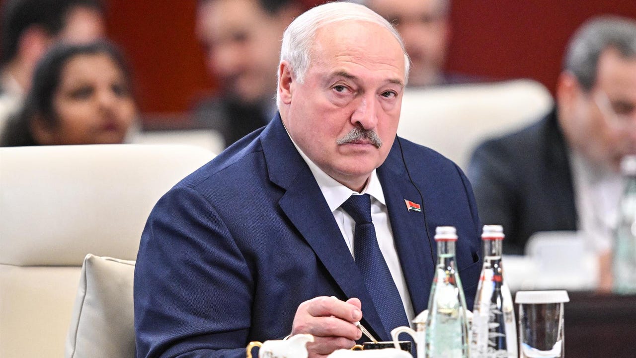 El presidente de Bielorrusia indulta a 25 personas, incluidos "condenados por delitos extremistas"