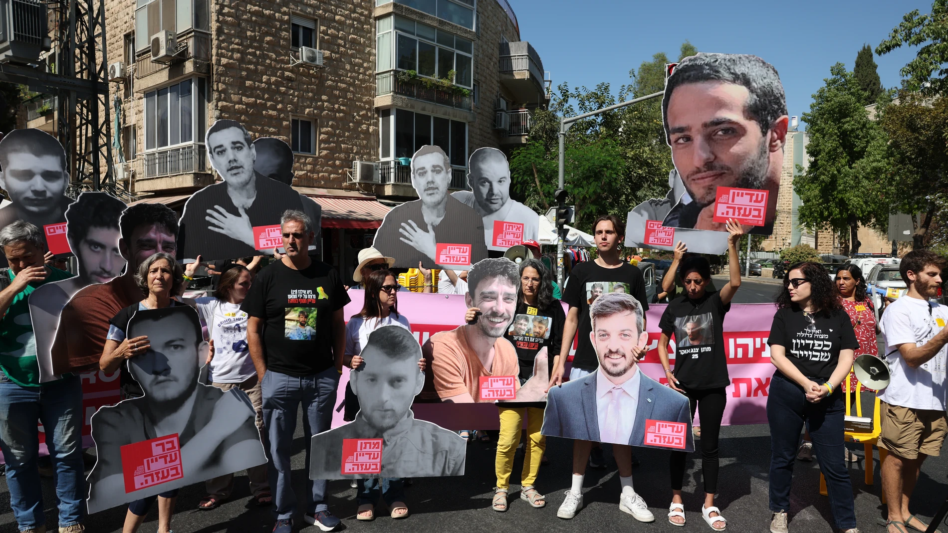 FOTODELDÍA Jerusalén (Israel), 16/09/2025.- Familiares de rehenes israelíes retenidos por Hamás en Gaza protestan frente a la residencia del Primer Ministro, exigiendo el cese de la guerra y la liberación de los rehenes, en Jerusalén, Israel, este martes. Según un portavoz del ejército israelí, alrededor de 48 rehenes permanecen cautivos en la Franja de Gaza, incluyendo los cadáveres de al menos 30 fallecidos. EFE/ Abir Sultan