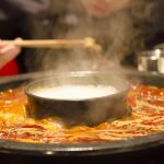Dos adolescentes son condenados a pagar 300.000 dólares por orinar en el caldero de un restaurante
