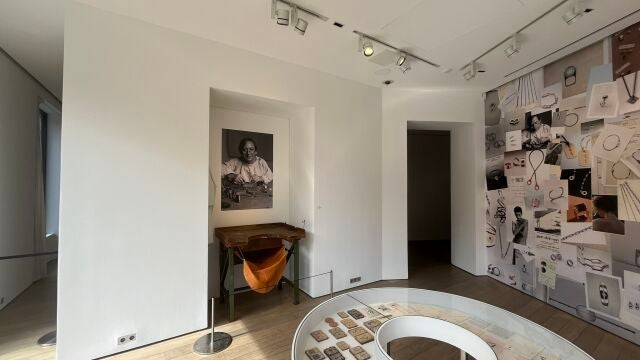 Sala de la exposición dedicada a Jean Dinh Van. Al fondo, la mesa de trabajo original donde el orfebre creaba día y noche