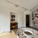 Sala de la exposición dedicada a Jean Dinh Van. Al fondo, la mesa de trabajo original donde el orfebre creaba día y noche