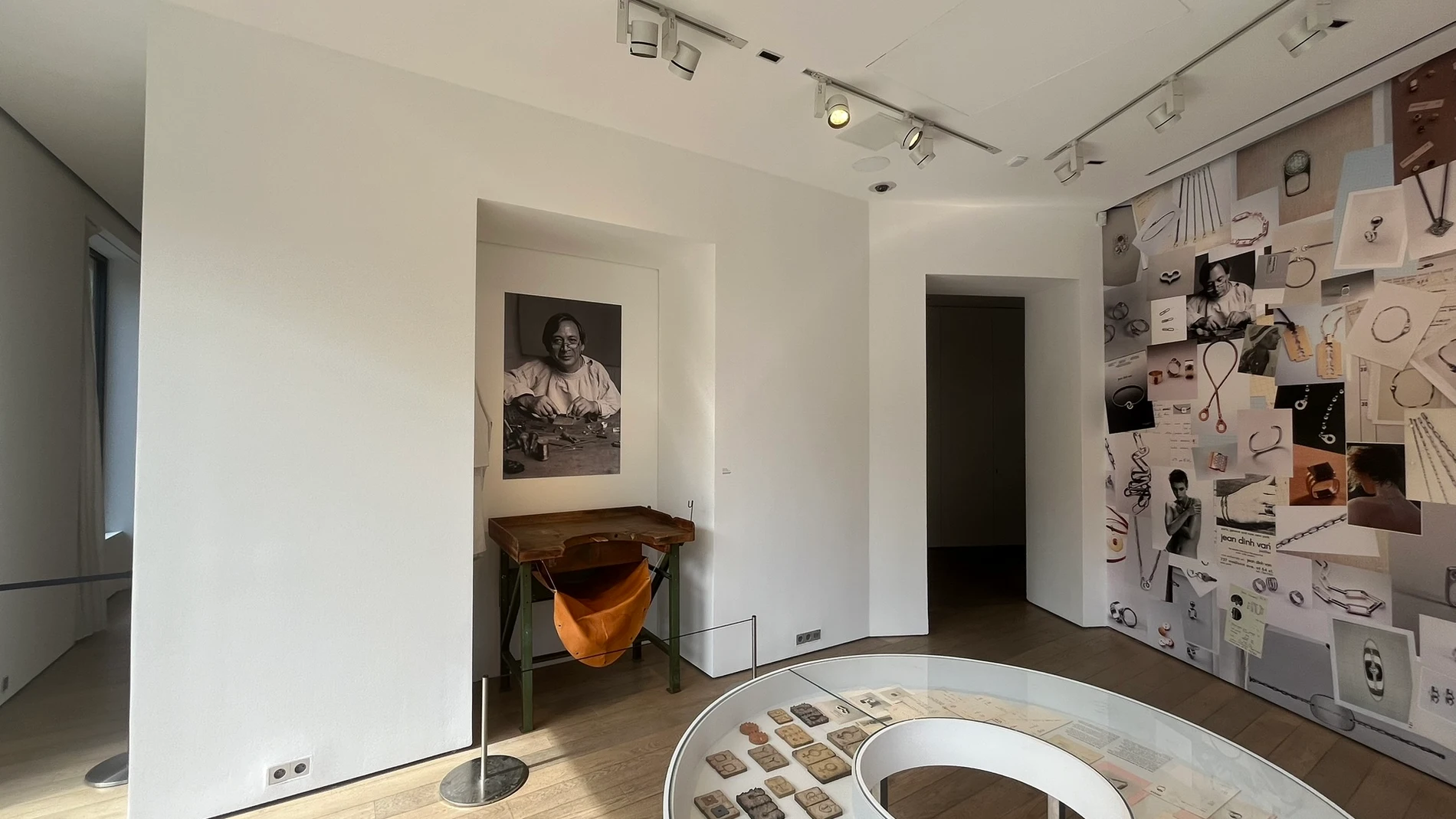 Sala de la exposición dedicada a Jean Dinh Van. Al fondo, la mesa de trabajo original donde el orfebre creaba día y noche