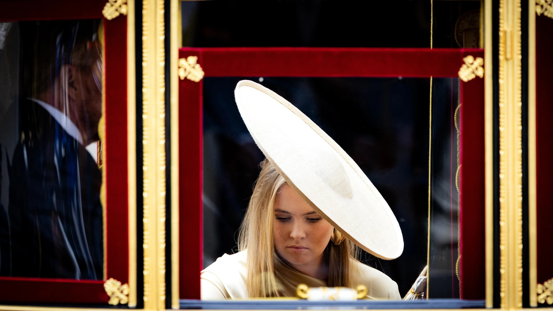 Den Haag (Netherlands), 16/09/2025.- Dutch Queen Maxima, King Willem-Alexander, and Princess Amalia leave Noordeinde Palace during Budget Day in The Hague, Netherlands, 16 September 2025. Budget Day, the new working year for the Senate and House of Representatives opens on the third Tuesday of September. (Países Bajos; Holanda, La Haya) EFE/EPA/RAMON VAN FLYMEN