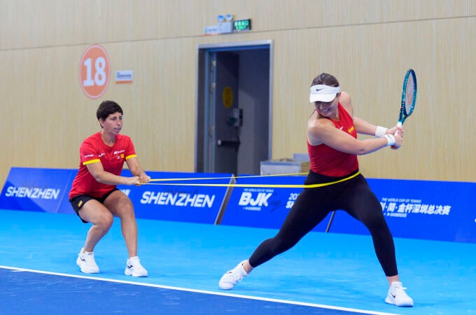 Carla Suárez, la capitana de España, entrena con Paula Badosa
