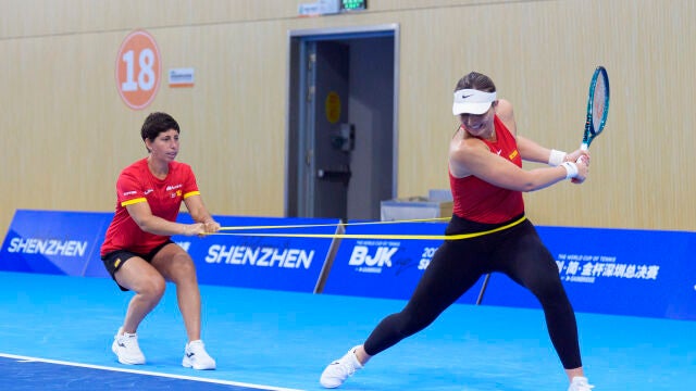 Carla Suárez, la capitana de España, entrena con Paula Badosa