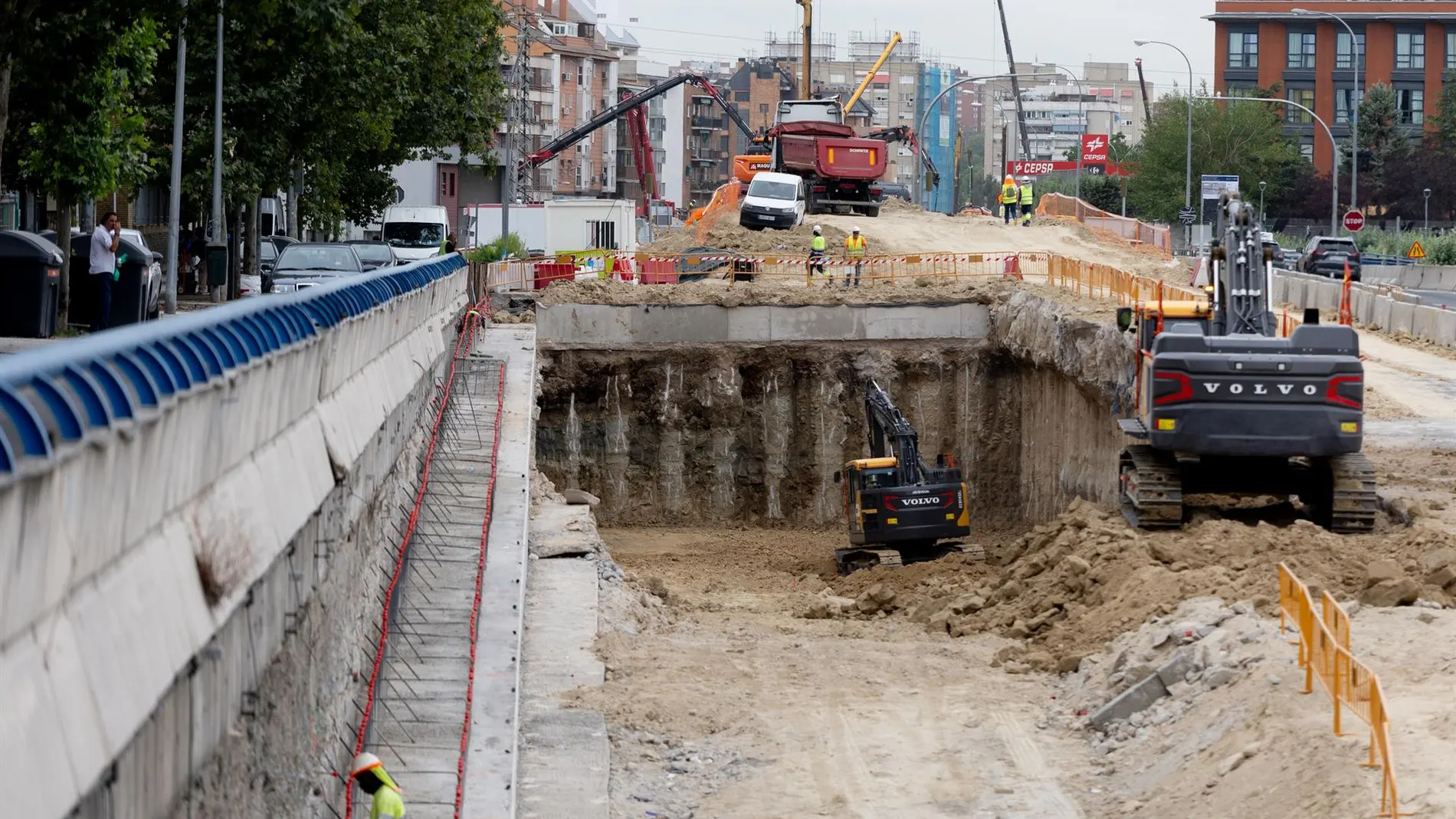 Ayuntamiento estudia reubicar zona azul SER en Castellana y modificaciones de trayecto de A-5 en puntos conflictivos