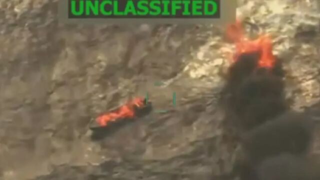 La lancha venezolana ardiendo tras el ataque de EEUU