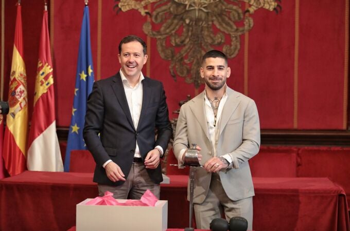 El alcalde de Toledo, Carlos Velázquez (i) y el campeón del mundo de la UFC, Ilia Topuria (d), durante una reunión en el Despacho de Alcaldía, en el Ayuntamiento de Toledo.