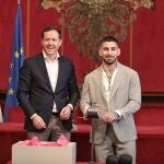 El alcalde de Toledo, Carlos Velázquez (i) y el campeón del mundo de la UFC, Ilia Topuria (d), durante una reunión en el Despacho de Alcaldía, en el Ayuntamiento de Toledo.