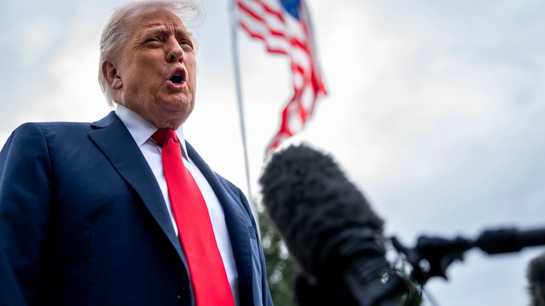 WASHINGTON (United States), 16/09/2025.- US President Donald Trump speaks to the press before boarding Marine One en route to the United Kingdom on the South Lawn of the White House in Washington, DC, USA, 16 September 2025. Trump spoke about the ongoing war in Gaza, tariffs, and his trip to the UK. (Reino Unido) EFE/EPA/BONNIE CASH / POOL