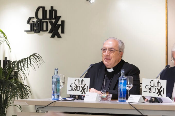 Coloquio en el Club Siglo XXI de César García Magán