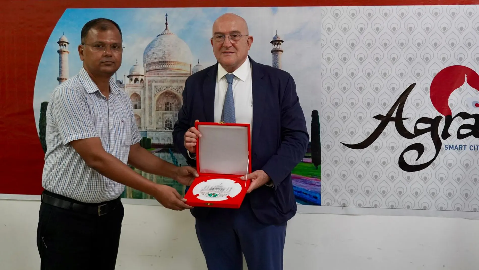 Carnero se reúne con responsables del Ayuntamiento de Agra