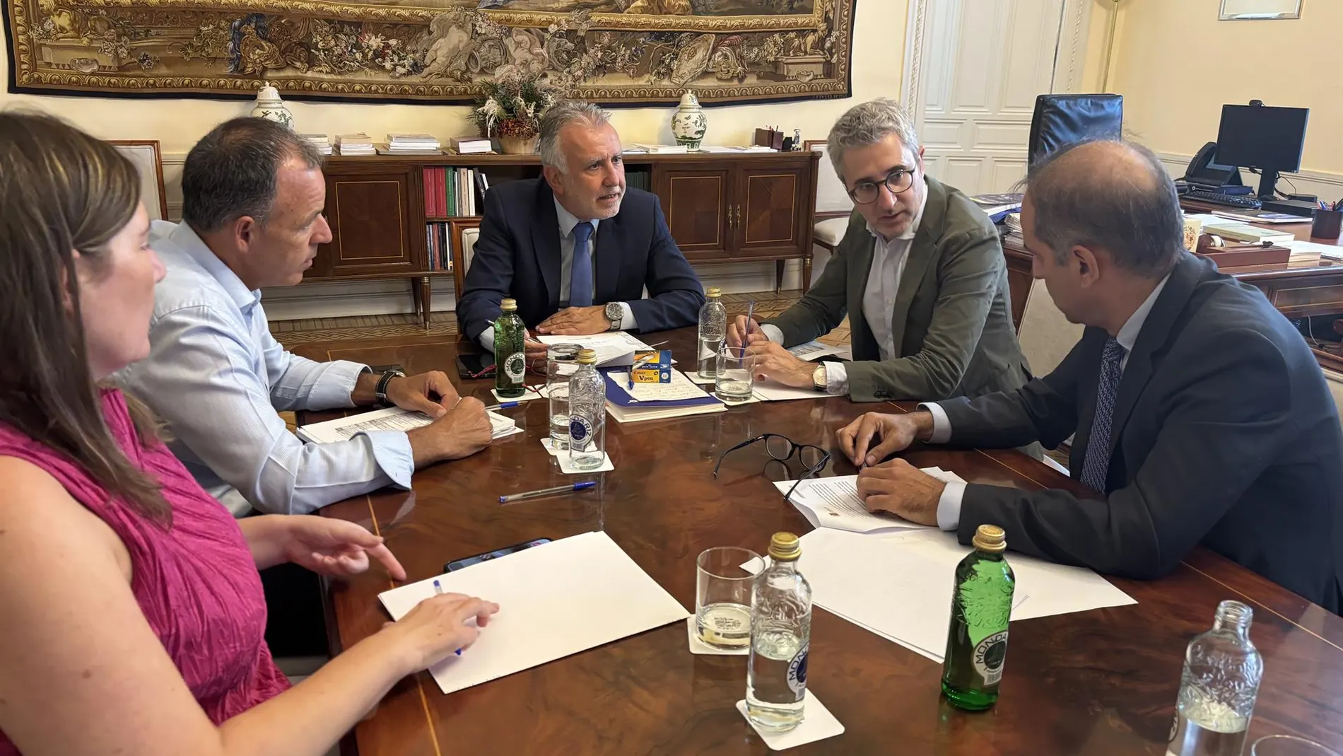 El ministro de Política Territorial y Memoria Democrática, Ángel Víctor Torres, en una reunión con el comisionado para la reconstrucción de La Palma, Héctor Izquierdo