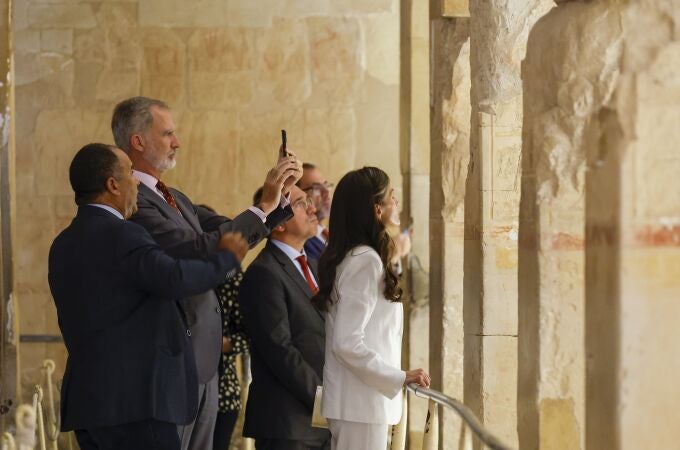 Los reyes de España Felipe VI (2i) y Letizia (d) visitan el templo de Hatshepsut, este jueves en el Valle de los Reyes, con motivo de la inauguración de la iluminación durante su viaje de Estado al país, este jueves en Luxor. 