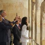 Los reyes de España Felipe VI (2i) y Letizia (d) visitan el templo de Hatshepsut, este jueves en el Valle de los Reyes, con motivo de la inauguración de la iluminación durante su viaje de Estado al país, este jueves en Luxor. 