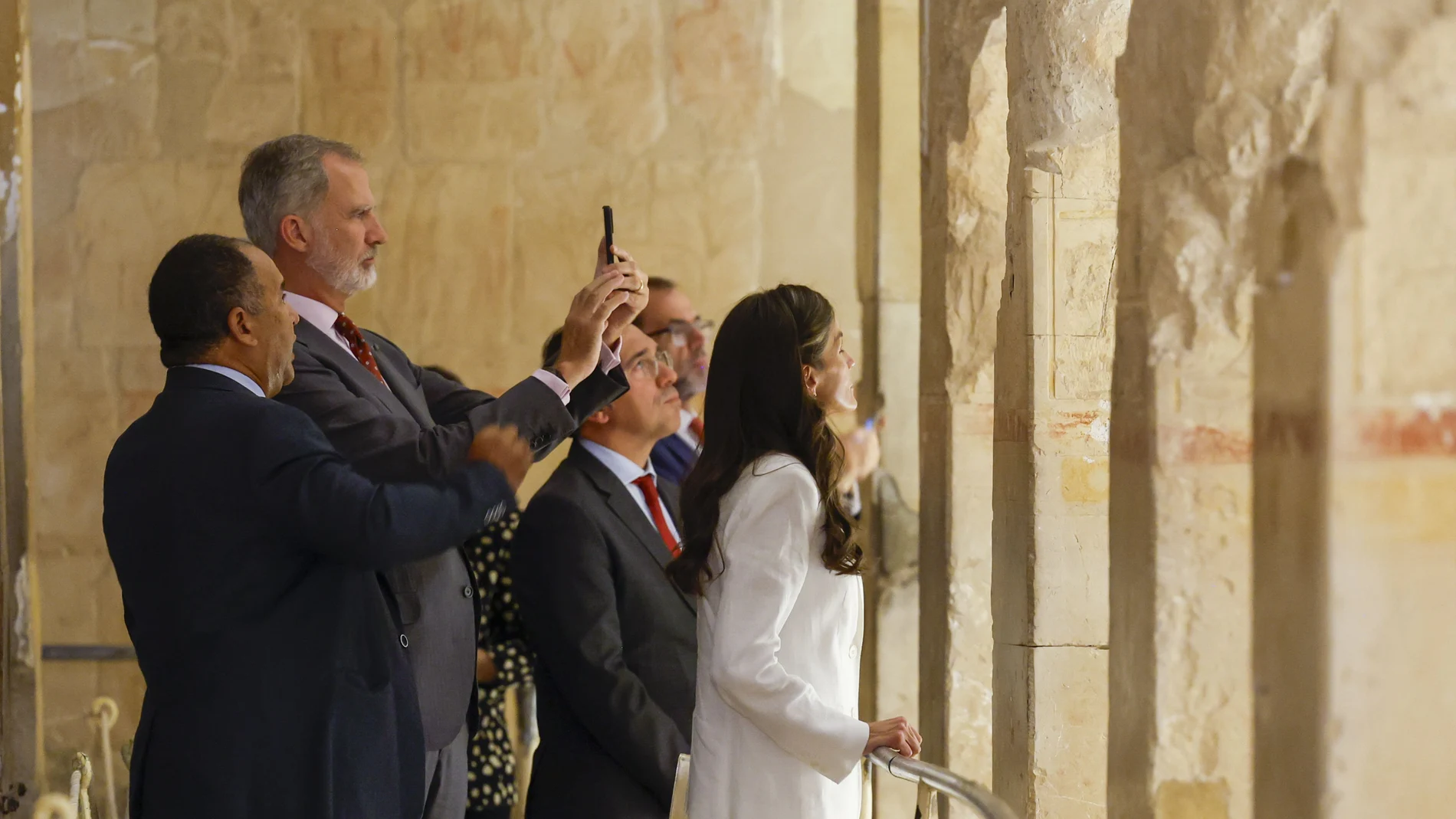 Los reyes de España Felipe VI (2i) y Letizia (d) visitan el templo de Hatshepsut, este jueves en el Valle de los Reyes, con motivo de la inauguración de la iluminación durante su viaje de Estado al país, este jueves en Luxor.