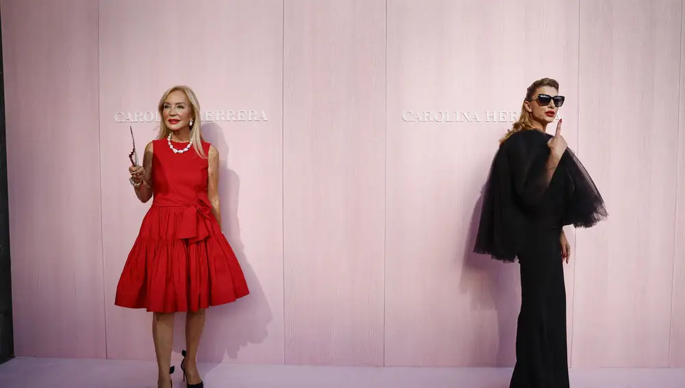 La empresaria Carmen Lomana (i) y la actriz y cantante Najwa Nimri posan este jueves a su llegada al desfile de Carolina Herrera, que presenta su colección primavera-verano 2026, en la Plaza Mayor de Madrid.