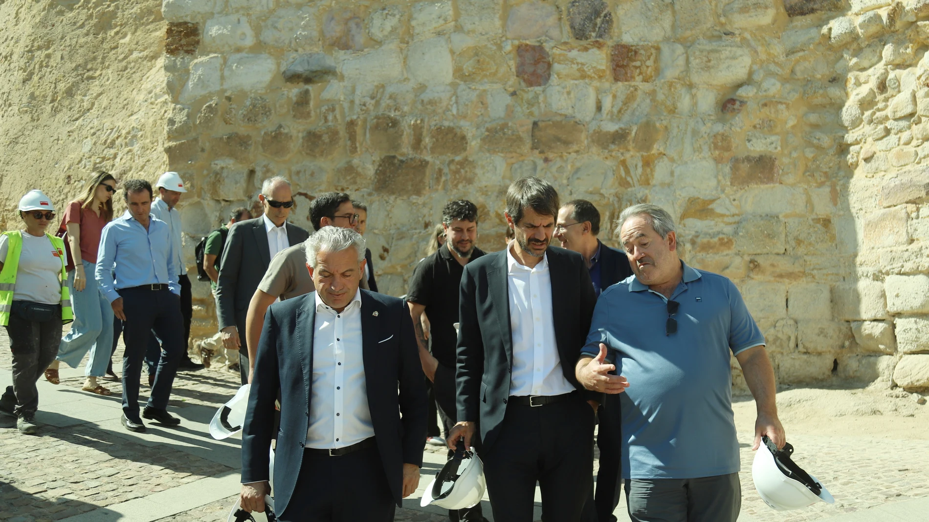 El ministro de Cultura, Ernest Urtasun, y el alcalde de Zamora, Francisco Guarido, visitan las obras de restauración de la Muralla de Zamora, junto a Nicanor Sen