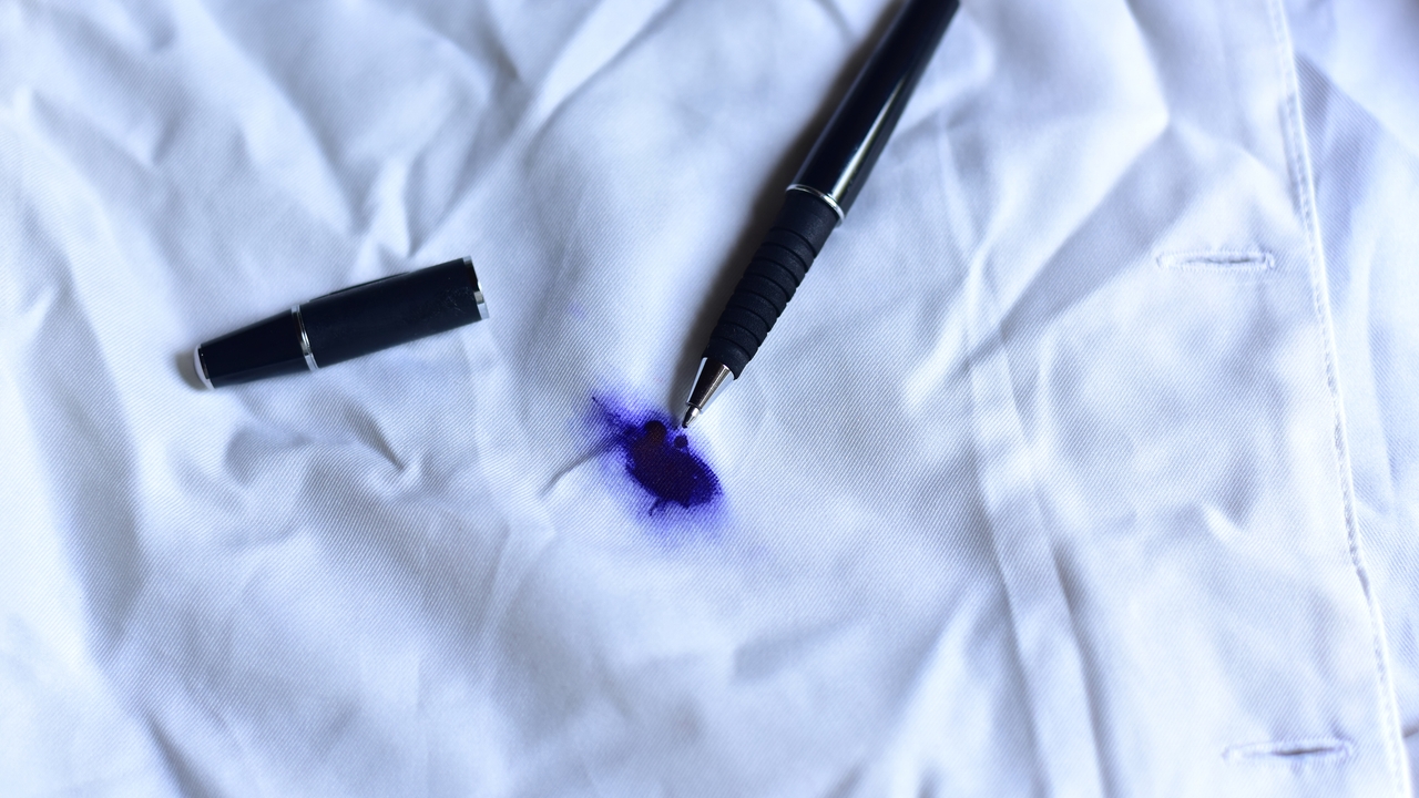 El truco definitivo para limpiar las manchas de tinta en la ropa y que no quede ni rastro
