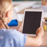 El coste oculto de cambiar libros por tablets en las aulas: más emisiones, desechos y gasto de agua