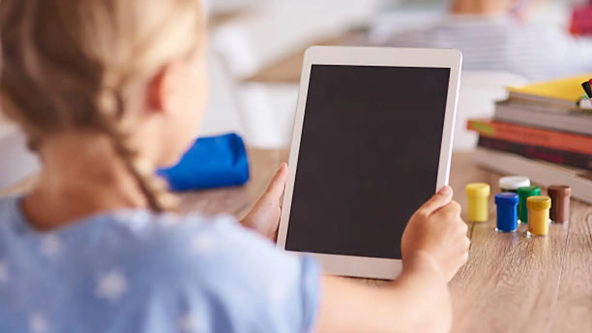 El coste oculto de cambiar libros por tablets en las aulas: más emisiones, desechos y gasto de agua
