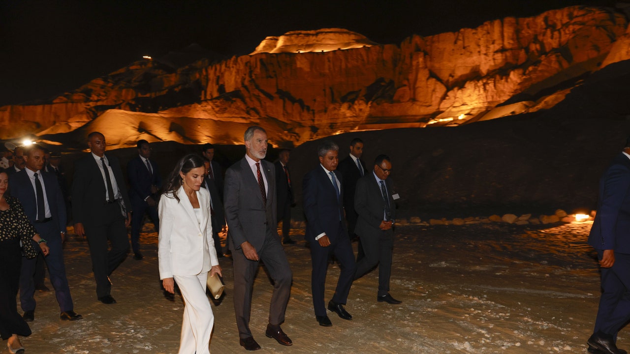 Los Reyes inauguran la iluminación (made in Spain) del Templo de Hatshepsut: "Ha quedado espectacular"