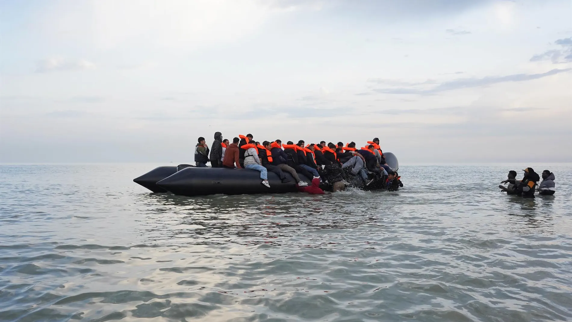 Reino Unido inaugura un programa piloto de intercambio de migrantes con Francia