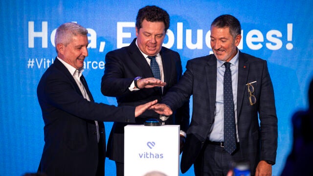 El alcalde de Esplugues, Eduard Sanz, Jorge Gallardo Piqué, presidente de Vithas, y Miquel Sàmper, consejero de Empresa y Trabajo de la Generalitat, en el acto de inauguración del hospital