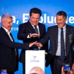 El alcalde de Esplugues, Eduard Sanz, Jorge Gallardo Piqué, presidente de Vithas, y Miquel Sàmper, consejero de Empresa y Trabajo de la Generalitat, en el acto de inauguración del hospital