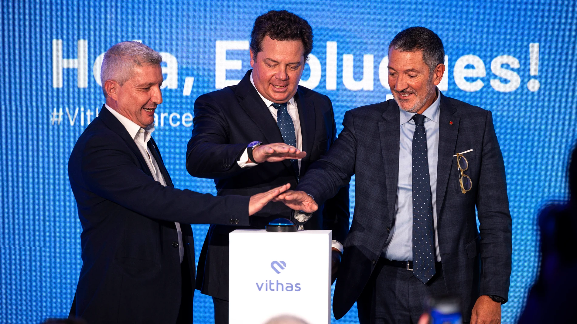 El alcalde de Esplugues, Eduard Sanz, Jorge Gallardo Piqué, presidente de Vithas, y Miquel Sàmper, consejero de Empresa y Trabajo de la Generalitat, en el acto de inauguración del hospital