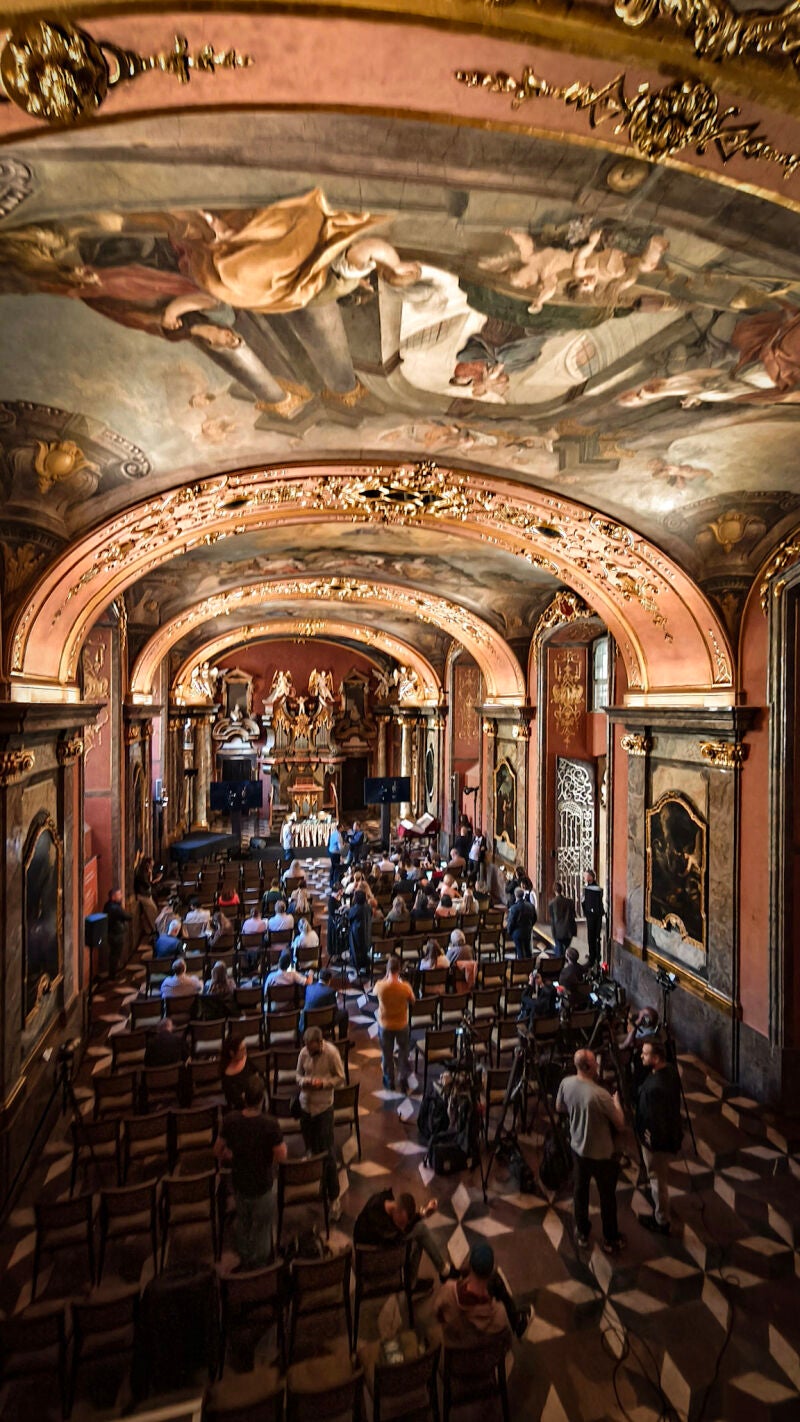 La rueda de prensa internacional se celebró en la Capilla de los Espejos del Clementinum de Praga