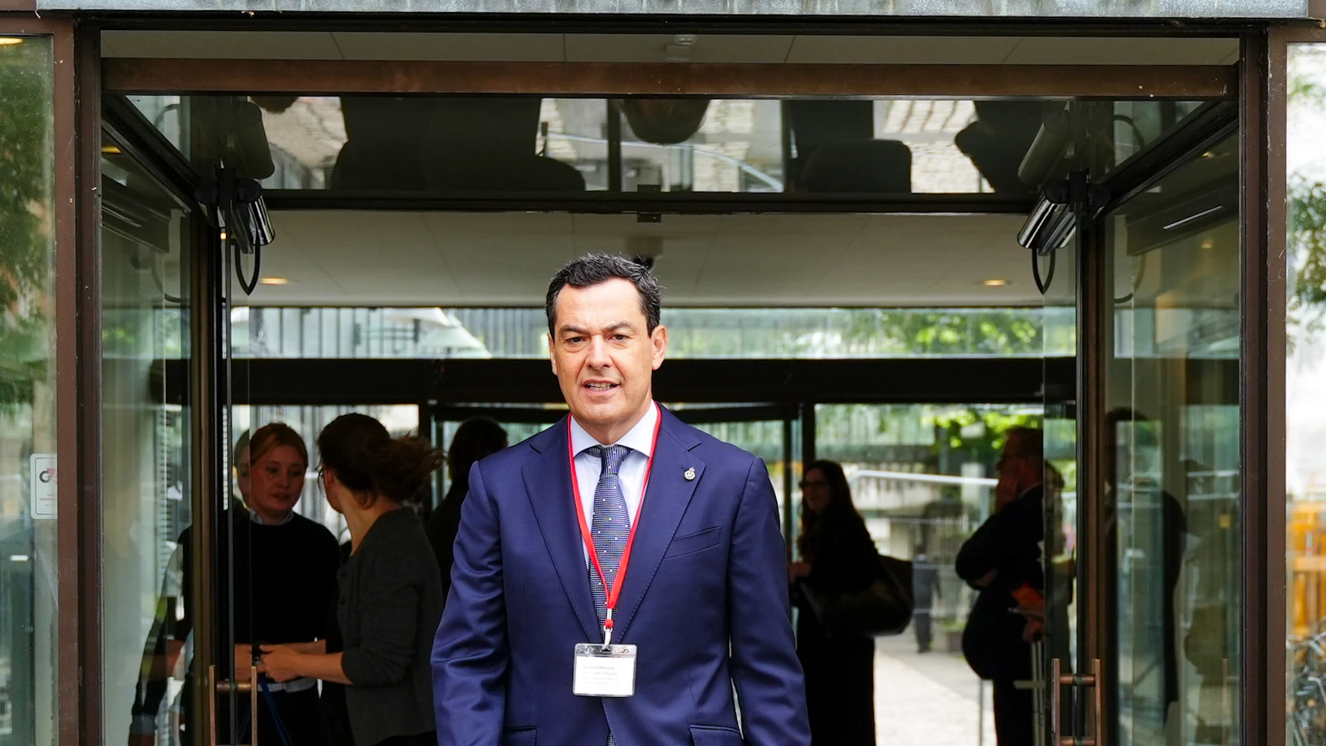El presidente de la Junta de Andalucía, Juanma Moreno, atiende a los medios de comunicación, tras participar en la primera sesión de la Conferencia de Presidentes del Comité de las Regiones. A 18 de septiembre de 2025 en Copenhague (Dinamarca). El presidente de la Junta de Andalucía, Juanma Moreno, asiste en Copenhague (Dinamarca) a la primera sesión de la Conferencia de Presidentes del Comité de las Regiones, un foro europeo que reúne a líderes regionales para debatir sobre los principales r...