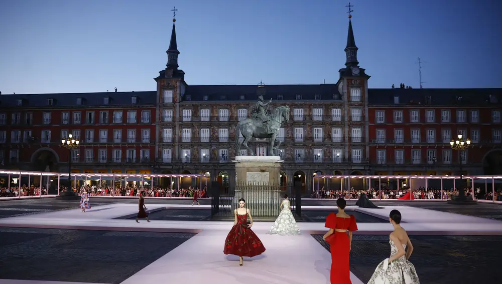 Desfile de Carolina Herrera, que presenta su colección primavera-verano 2026, en la Plaza Mayor de Madrid.