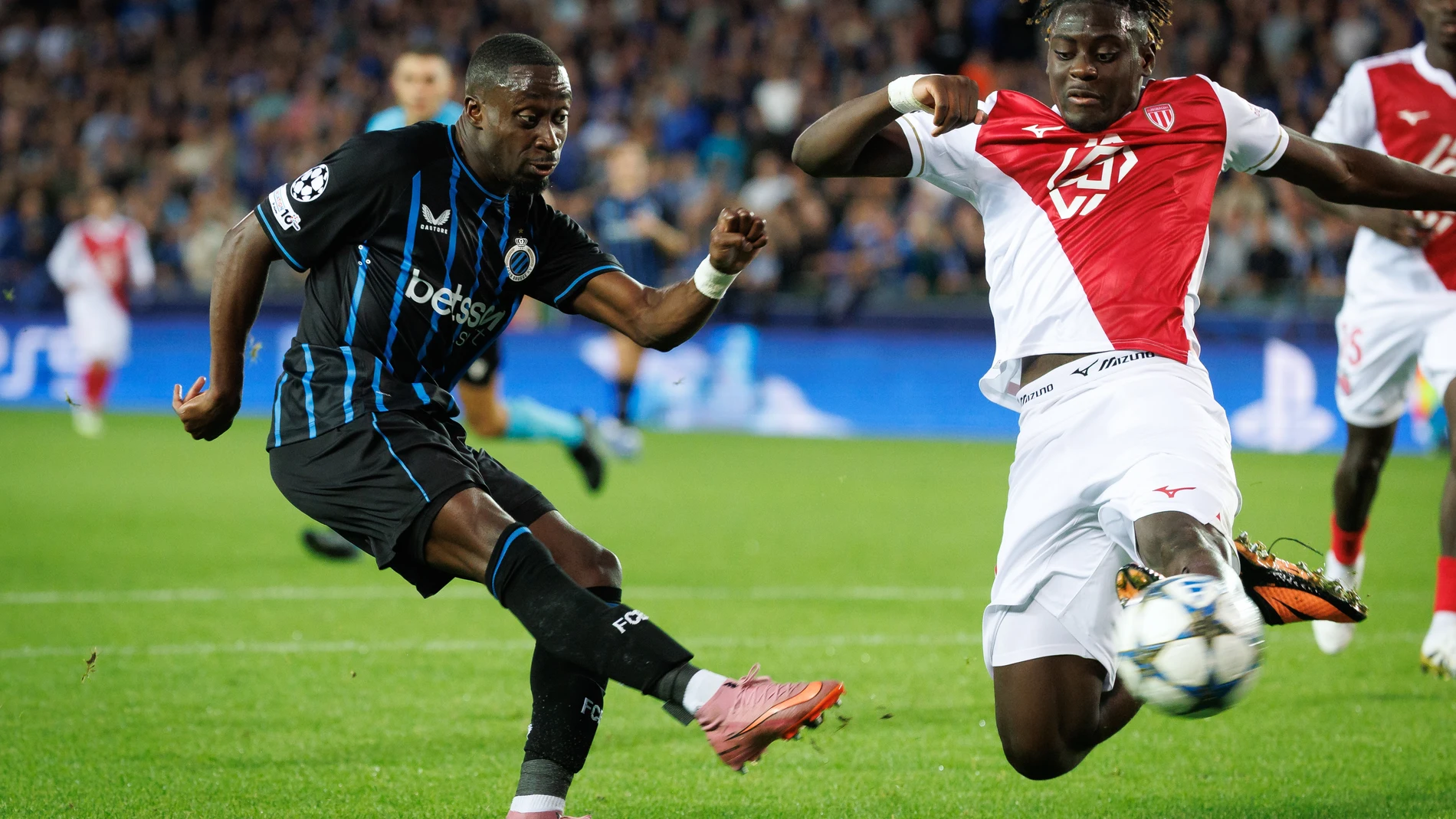 18 September 2025, Belgium, Brügge: Club Brugge's Carlos Forbs and Monaco's Christian Mawissa battle for the ball during UEFA Champions League soccer match between Club Brugge KV and AS Monaco at Jan Breydel Stadium. Photo: Kurt Desplenter/Belga/dpa 18/09/2025 ONLY FOR USE IN SPAIN