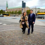 Juanma Moreno, junto a la delegada de la Junta en Bruselas, Catalina de Miguel, en Copenhague