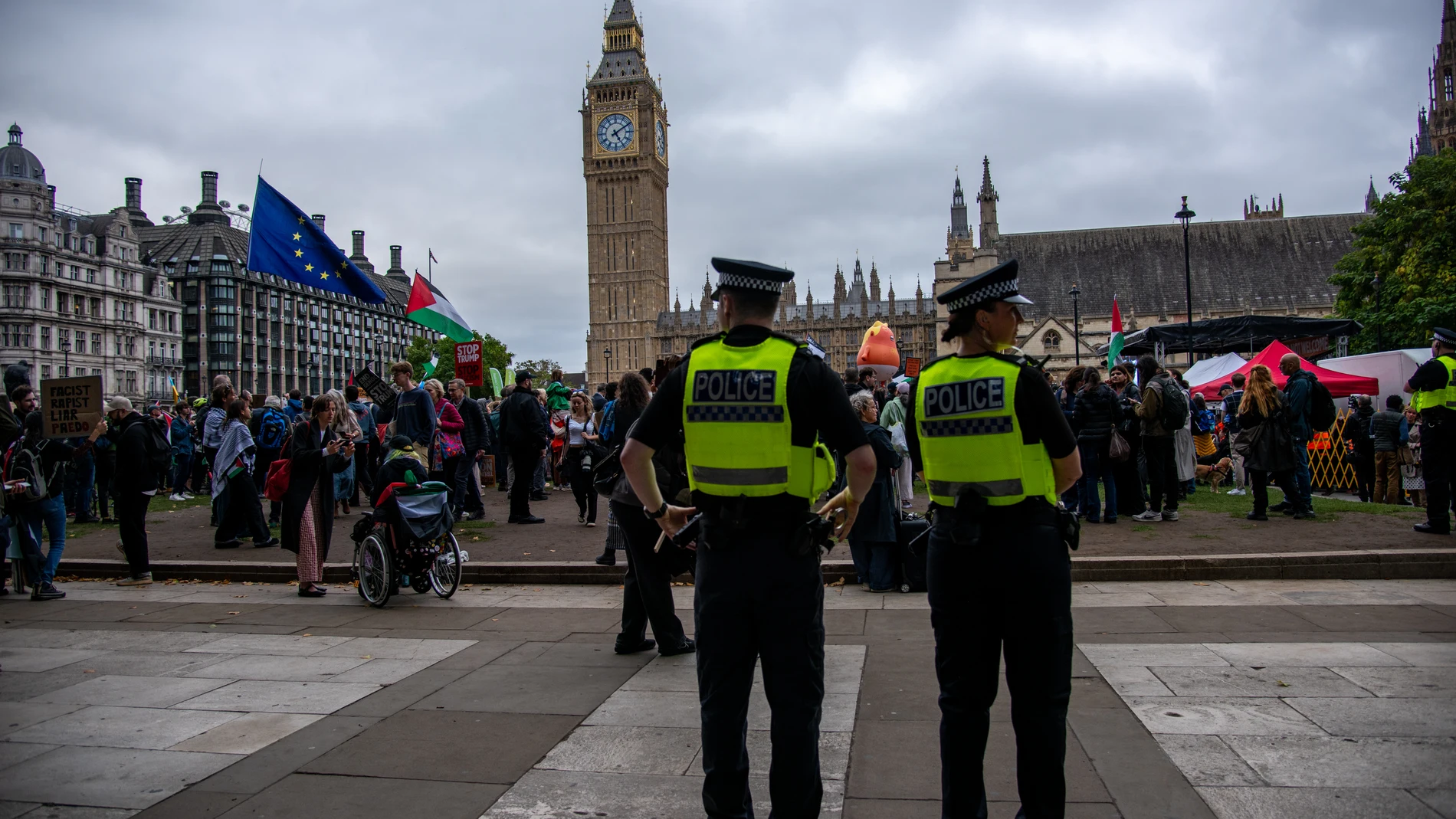 September 17, 2025, London, England, United Kingdom: The Metropolitan Police guard the �Trump not welcome†demonstration at Parliament Square. Around 50 protest groups were expected to gather together marching to Parliament Square. Protesters filled London streets, calling Trump a fascist and a racist. The U.K. has seen widespread protests against immigration in recent weeks as economic uncertainty grows despite an overall drop in the number of newcomers. Europa Press/Contacto/Loredana Sa...