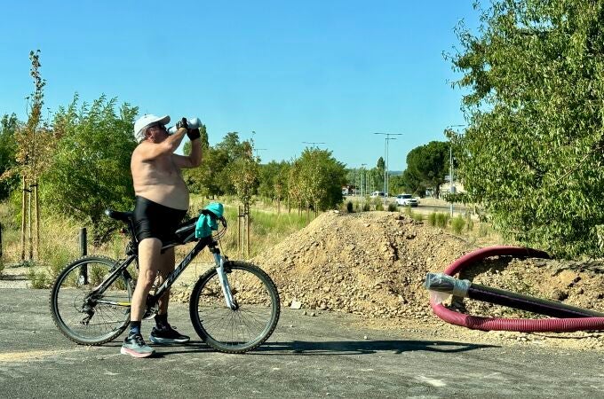 Un ciclista se refresca en Valladolid