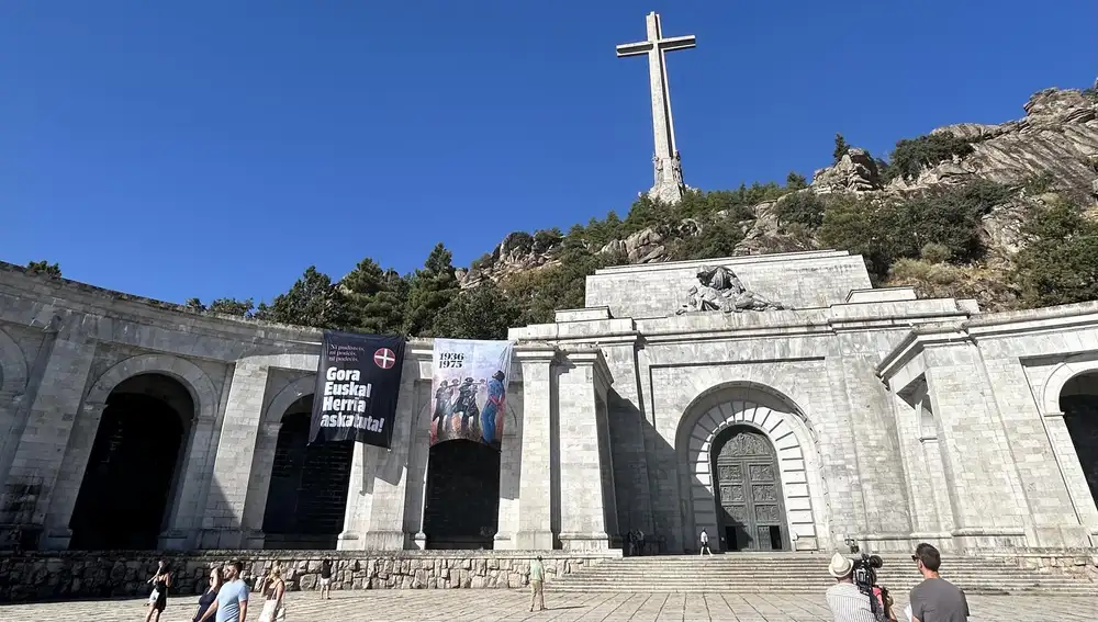 Sortu despliega dos pancartas para reivindicar "la libertad de Euskal Herria" en el Valle de los Caídos
