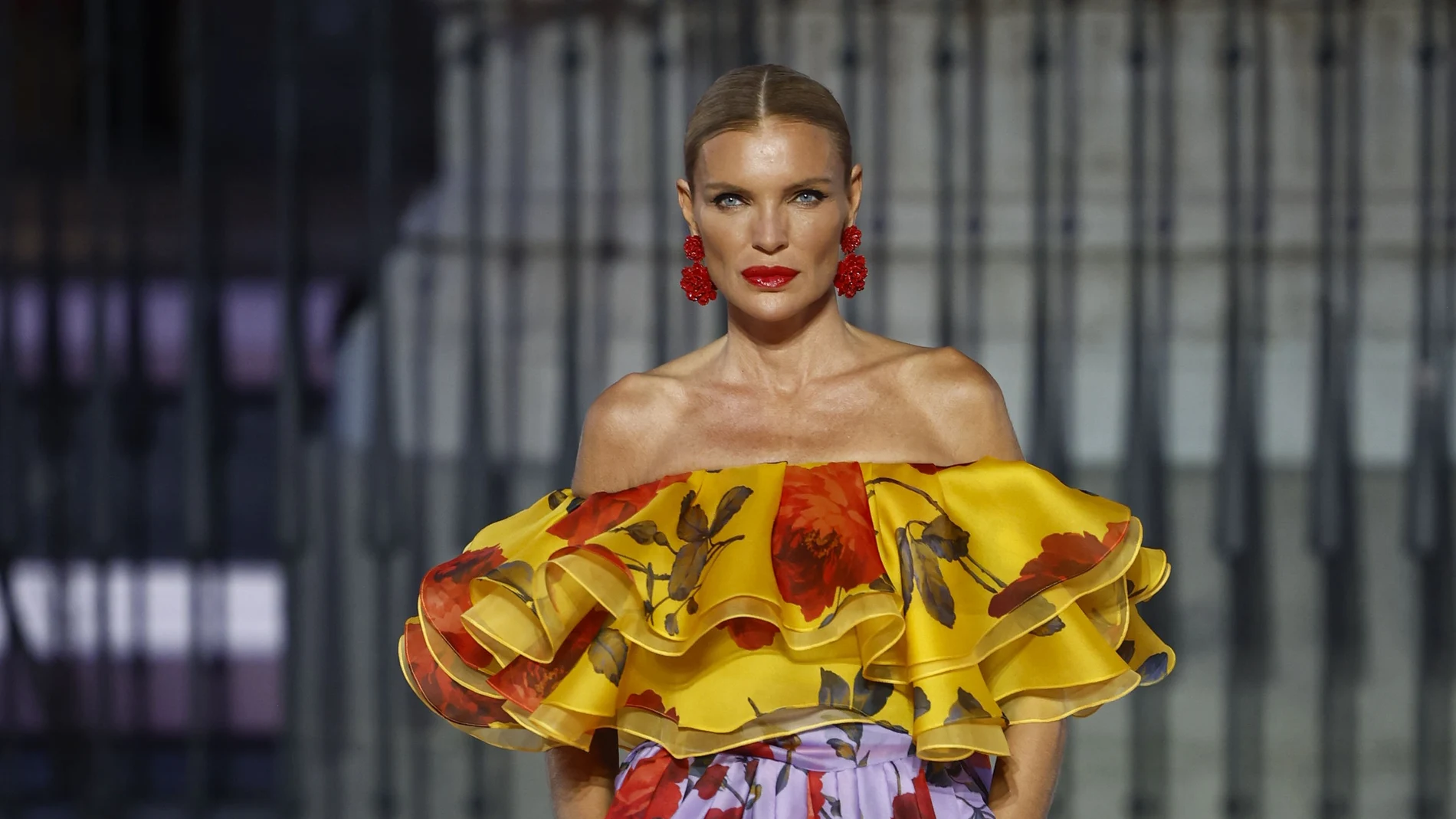La modelo Esther Cañadas, durante el desfile de la firma Carolina Herrera en el marco de la Mercedes-Benz Madrid Fashion Week, que presenta su colección primavera-verano 2026, este jueves en la Plaza Mayor de Madrid.