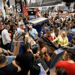 Consumidores adquiriendo ofertas en Black Friday