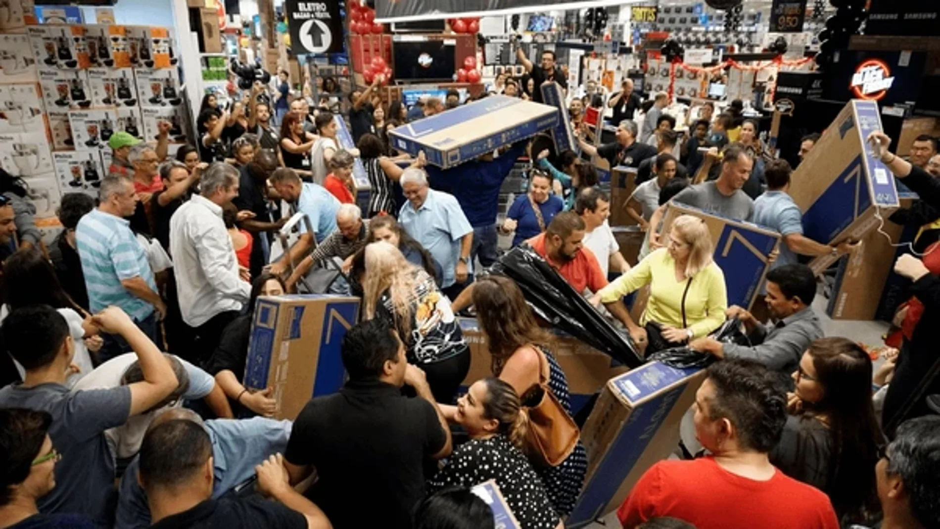 Compras en una tienda de electronica por Black Friday