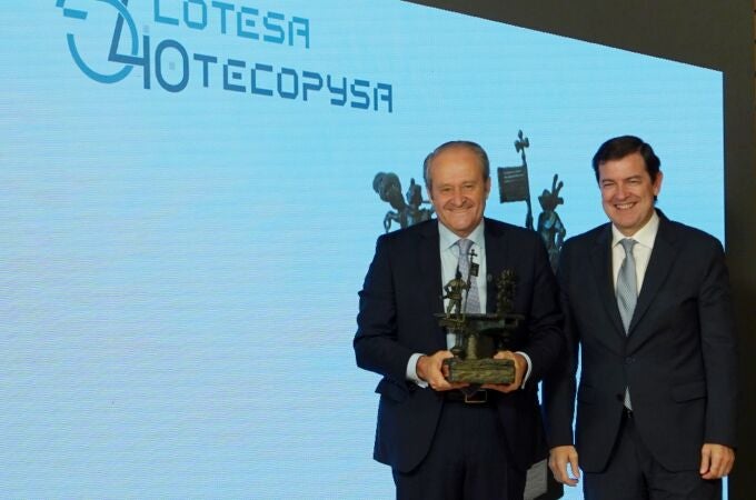 El presidente de la Junta de Castilla y León Alfonso Fernández Mañueco, entrega un galardón a el presidente de Grupo Tecopy, José Ramón Jiménez Iglesias, en la clausura el acto de aniversario de Tecopysa y Cotesa